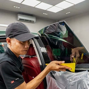 Dán phim cách nhiệt ô tô tại quận 3
